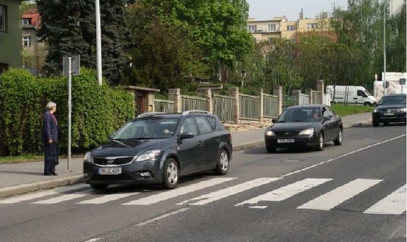 Nebezpečný přechod přes ulici Budějovická, u metra Kačerov
