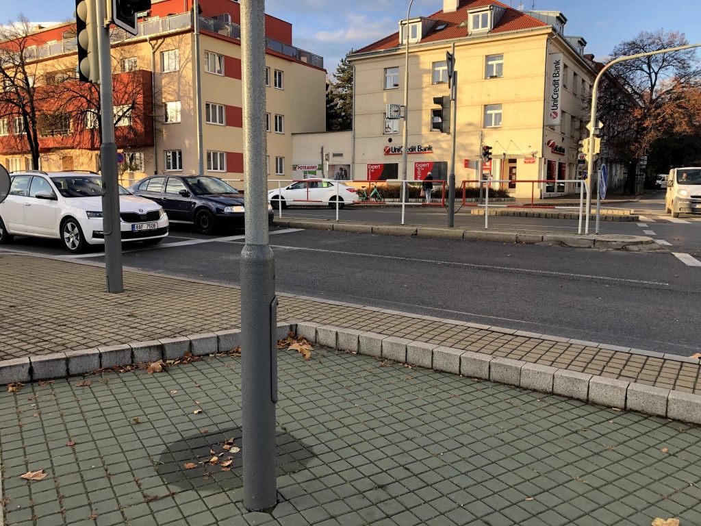 Na Kobyliském náměstí chybí přechod 
