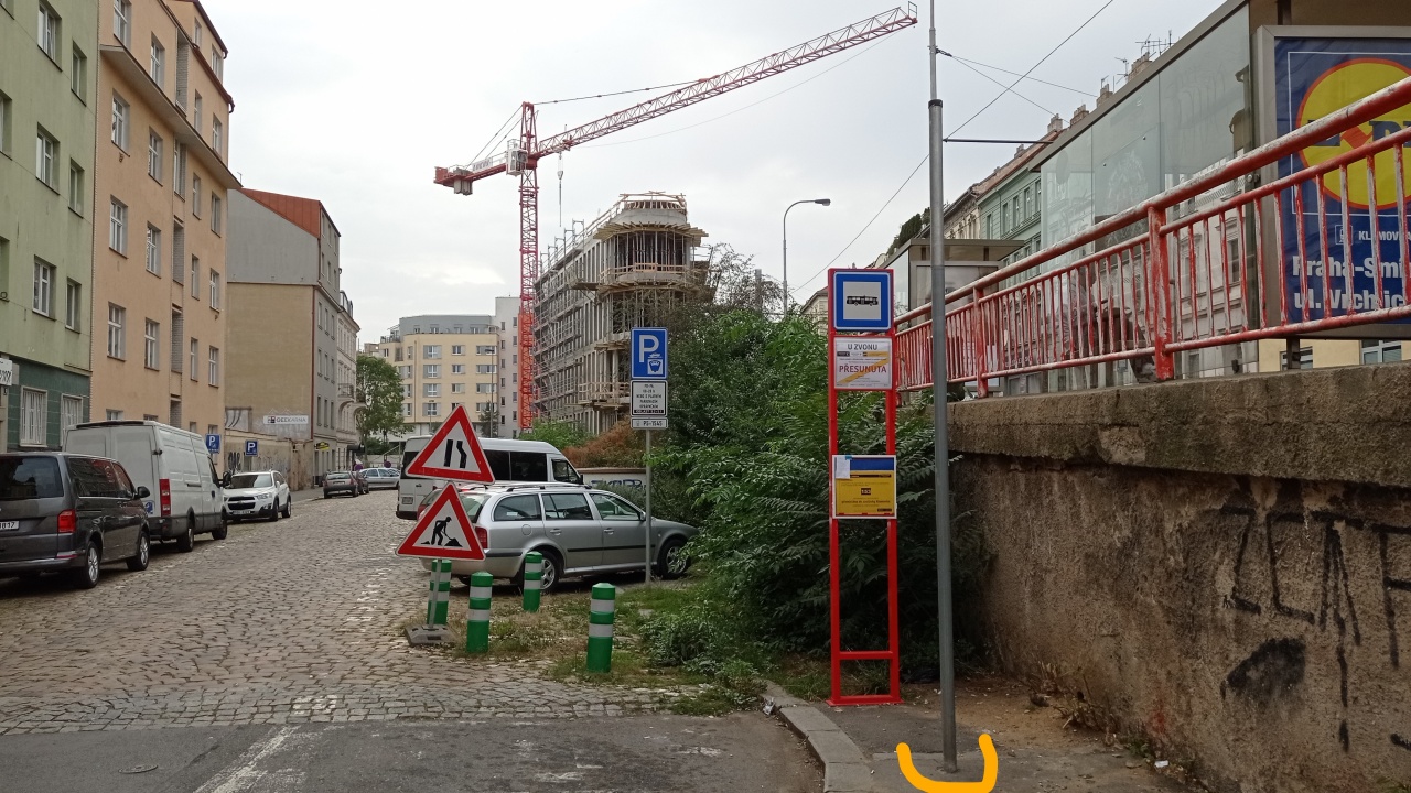 Překážející tyč na autobusové zast. U Zvonu v ul. Starokošířská