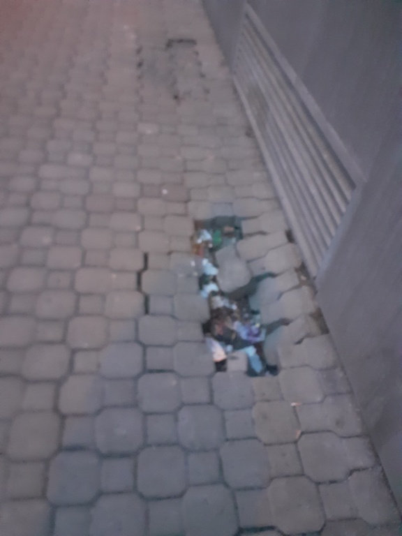 Propadlý chodník u bytového domu Mojmírova - Praha 4