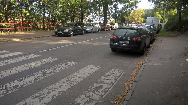 Nepřehledný bariérový přechod v ulici Čiklova