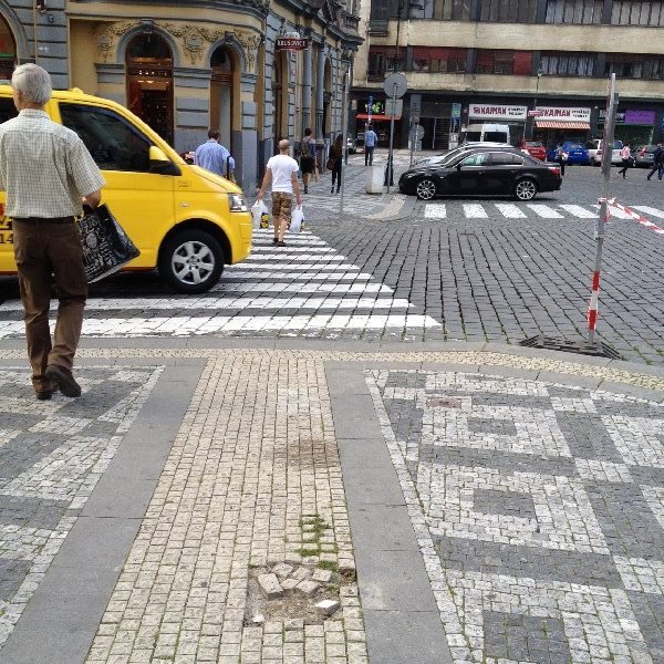 Rozbitý chodník / Petrské náměstí Praha 1