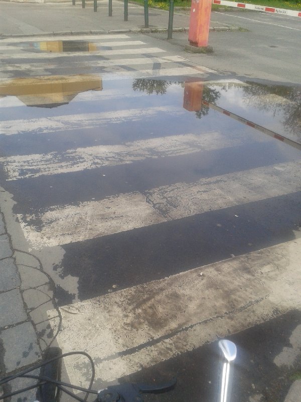 Zcela zatopený přechod pro chodce na Vinohradské