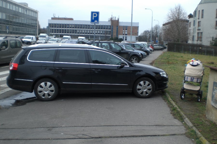 Chodník pravidelně zatarasený auty před ČT