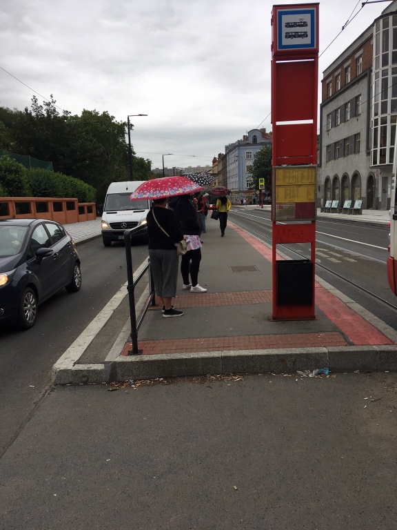 Chybějící nájezd na zastávce tramvaje Pod Jezerkou
