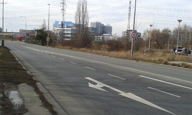 Chodník od bazénu 