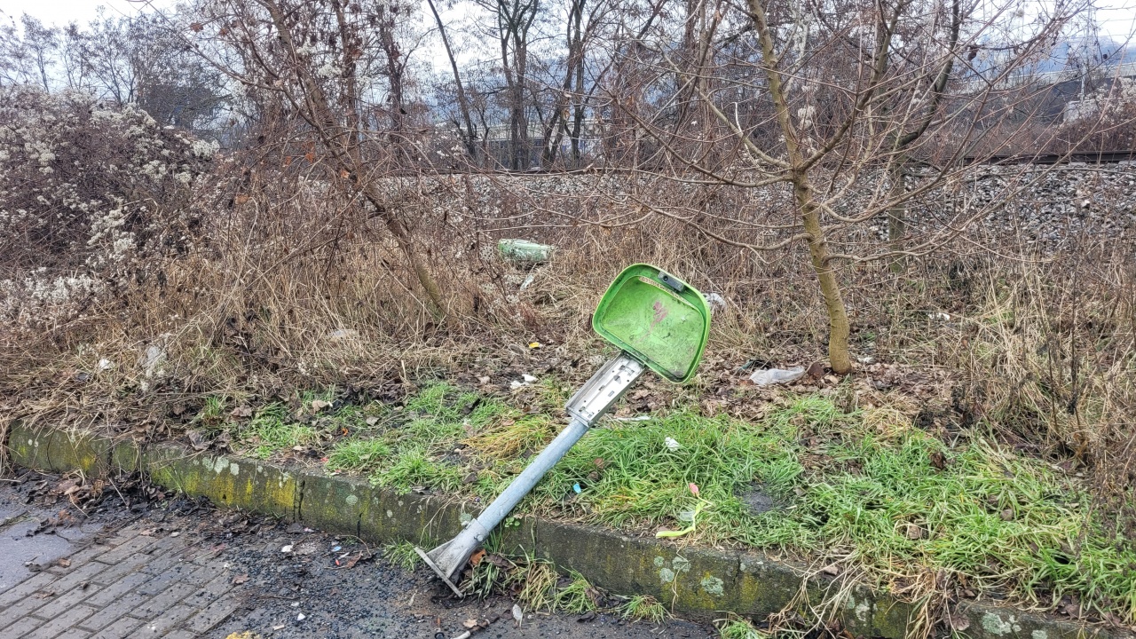 Vyvrácený koš Hlubočepy 