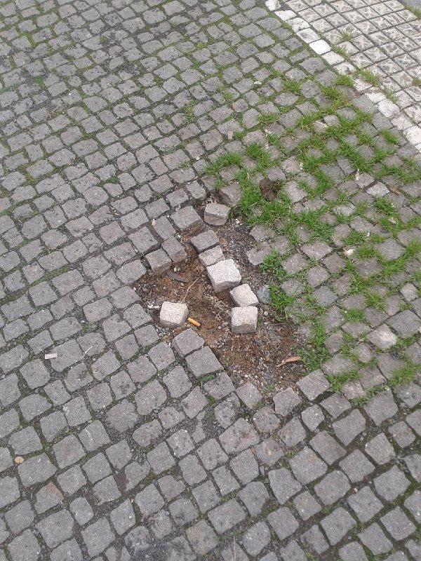 Díra v chodníku na rohu Čáslavské