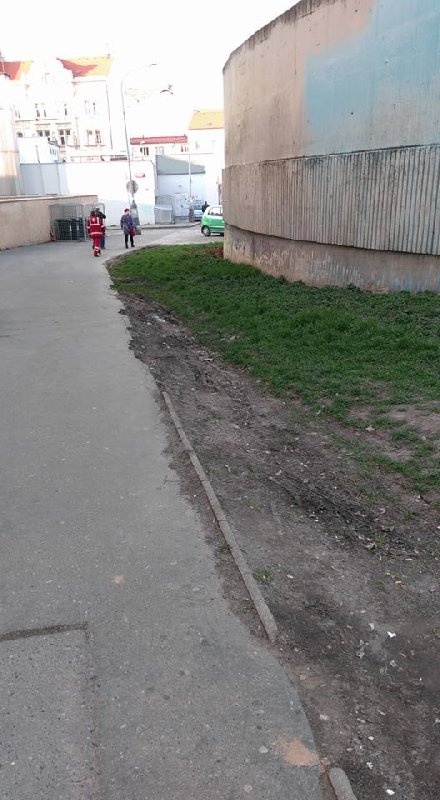 Rozježděný trávník v ulici LUDMILINA