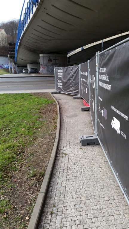 Plzeňská - oplocení cyklodepa blokuje chodník