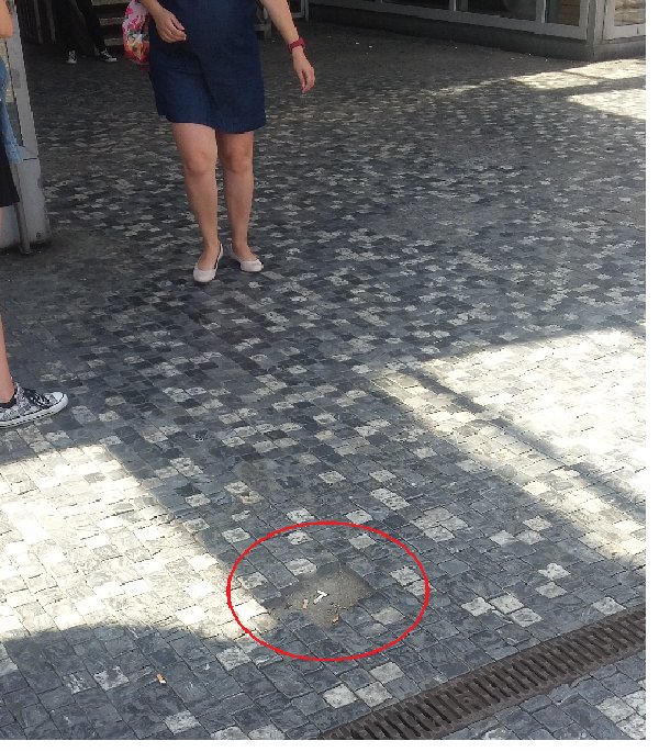 Rozbitý chodník/vypadlé dlažební kostky u objektu Zlatý Anděl