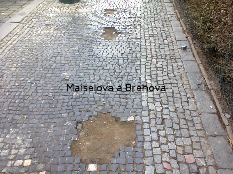 Rozbitý chodník v Břehové ulici 