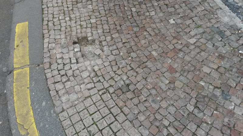 Dvě nové díry na chodníku před kostelem sv. Jakuba na Starém Městě