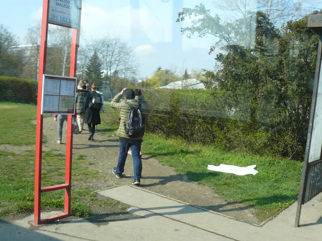 Chybějící chodník k zastávce autobusu Spalovna Malešice