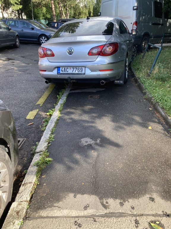 Parkování na žluté nepřerušované čáře v zatáčce