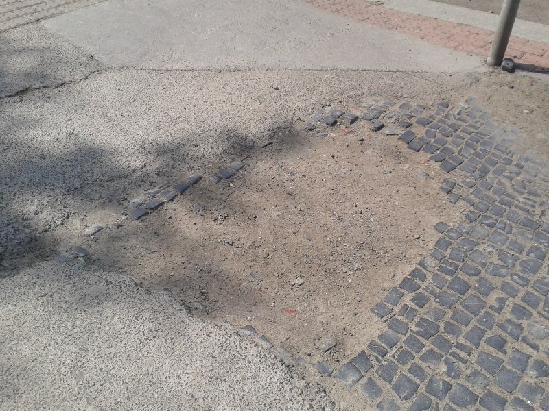 Díra v chodníku na rohu Sámovy a U Vršovického nádraží