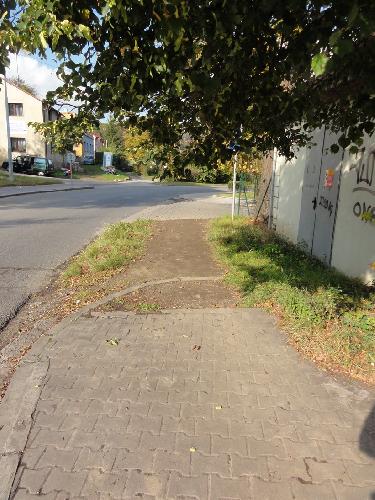 Parkoviště na chodníku a nedokončený chodník
