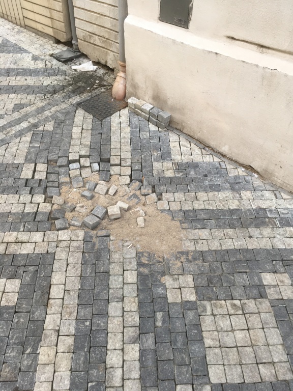Rozbitá mozaika v ulici Na Zbořenci