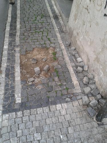 Výmlat na chodníku v ulici Karolíny Světlé