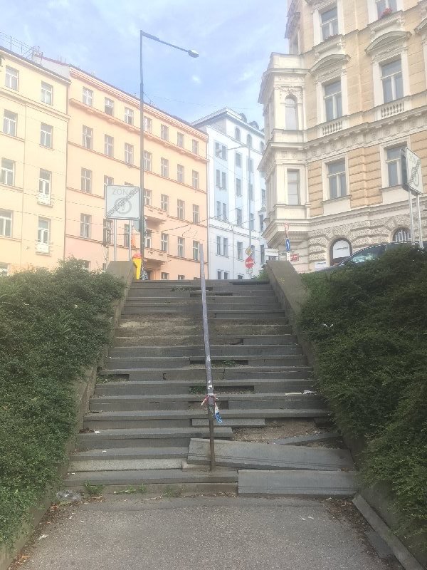 Rozbité schody v Bělěhradské