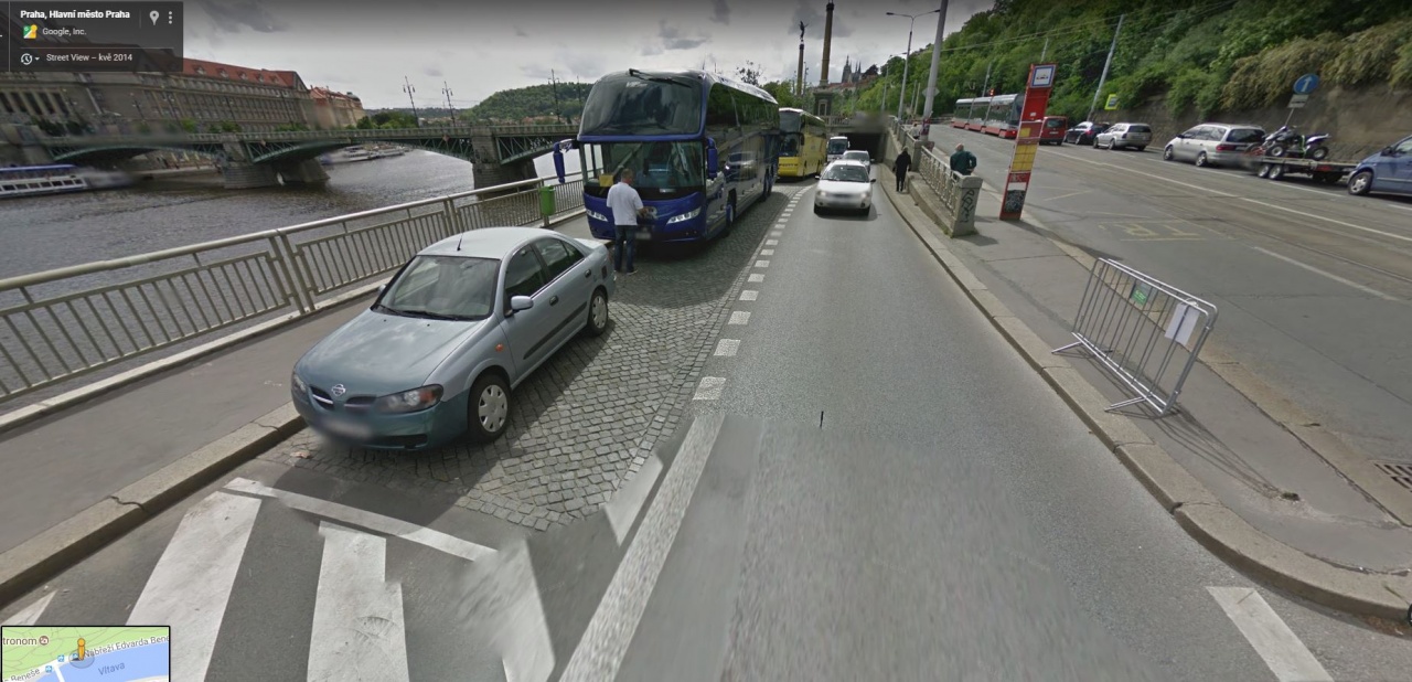 Chybí přechod u stanice tramvaje Čechův most
