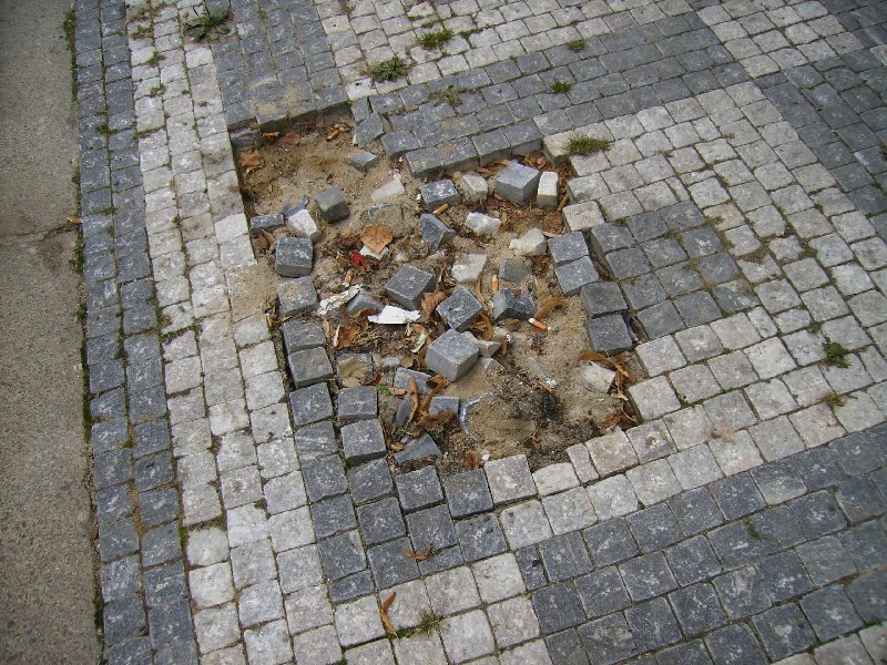 Rozbitý chodník - pražská mozaika ve Finské ul.