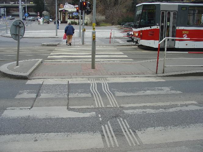 Nebezpečný přechod k tramvajové stanici Malovanka 