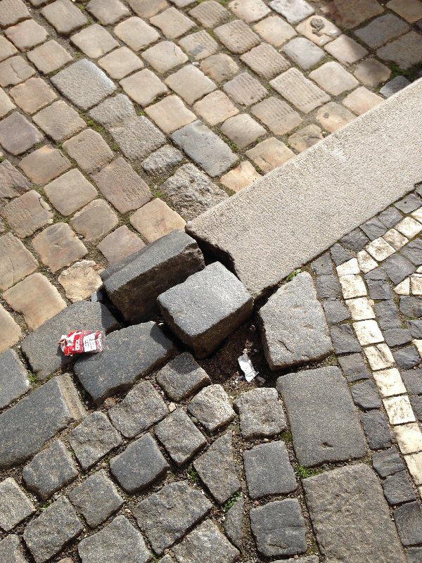 Uvolněný obrubník na Malostranském náměstí