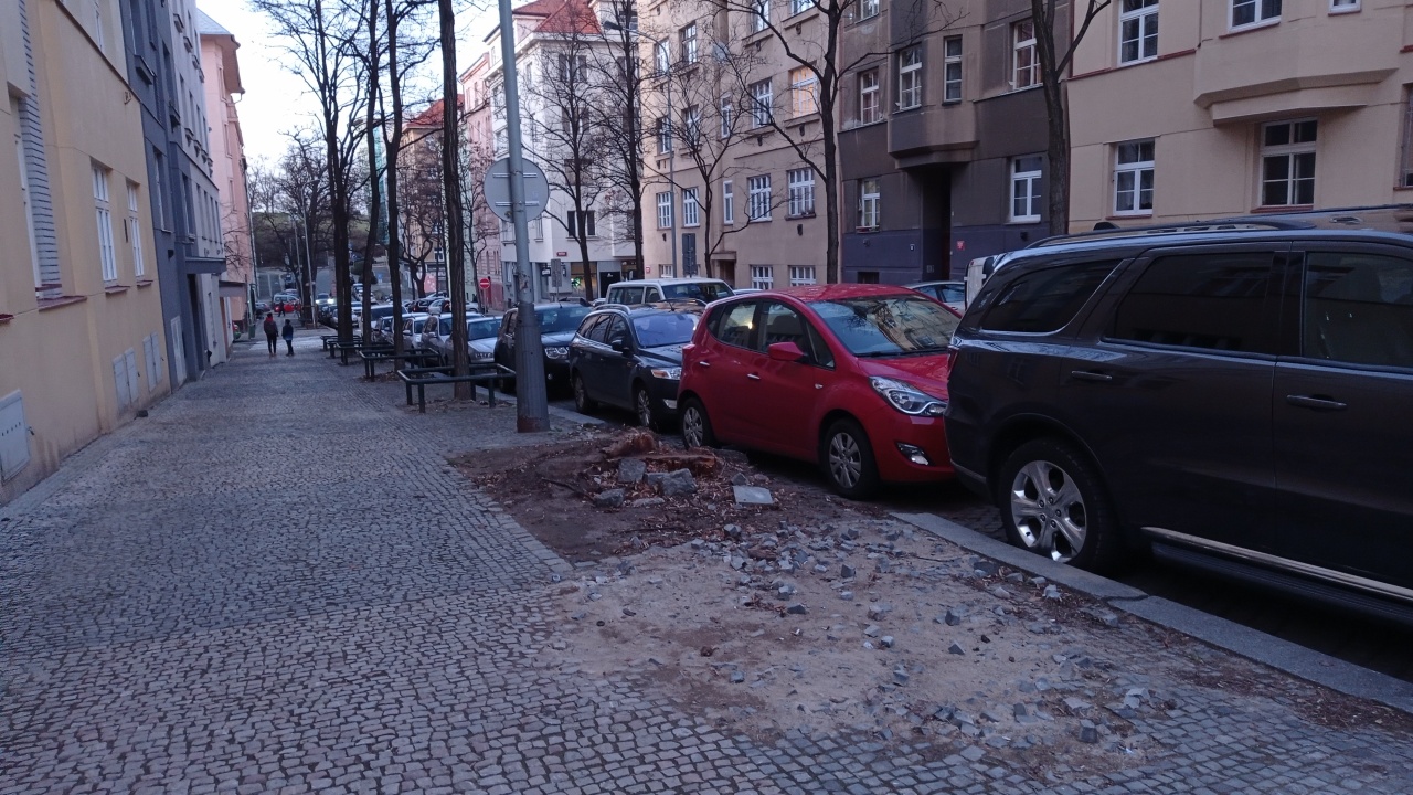 Prázdné rabátko na křižovatce Hájkova x Žerotínova