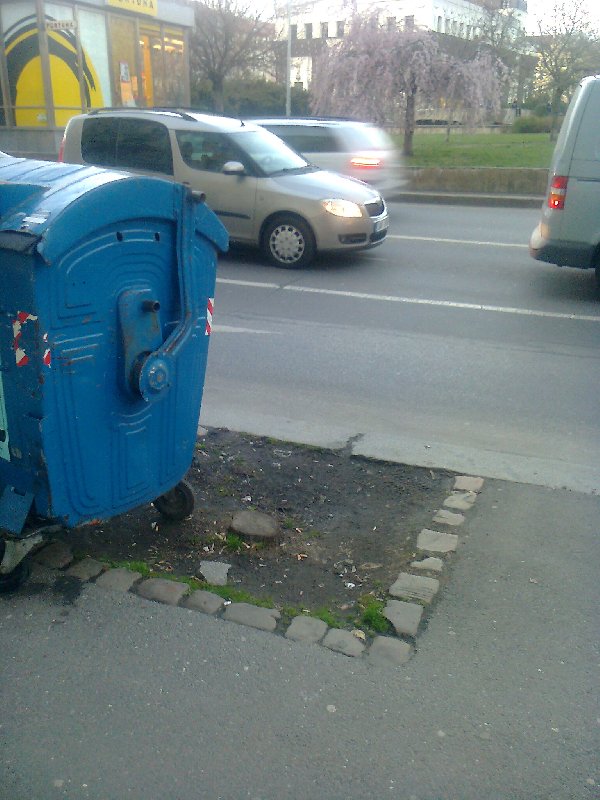 Prazdné rabátko, křivý chodník, Slavíkova, Praha 2