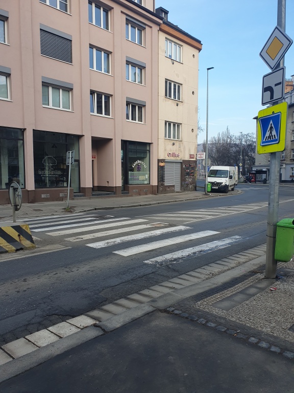 Auta parkující v zatáčce v křižovatce Branická/Ke Krči