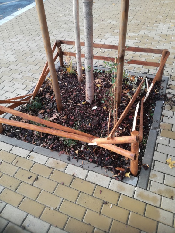Zlomené oplocení v Lovosické ulici