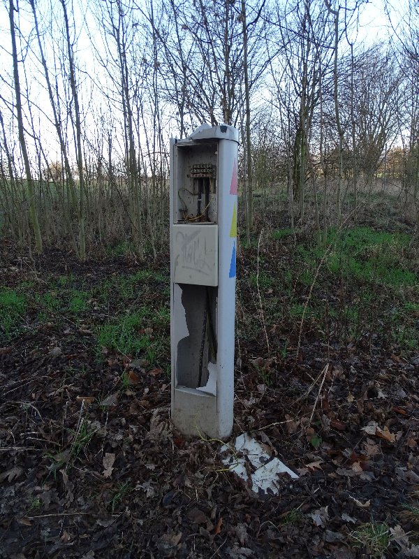 Rozbitá elektrická svorkovnice u Cholupic
