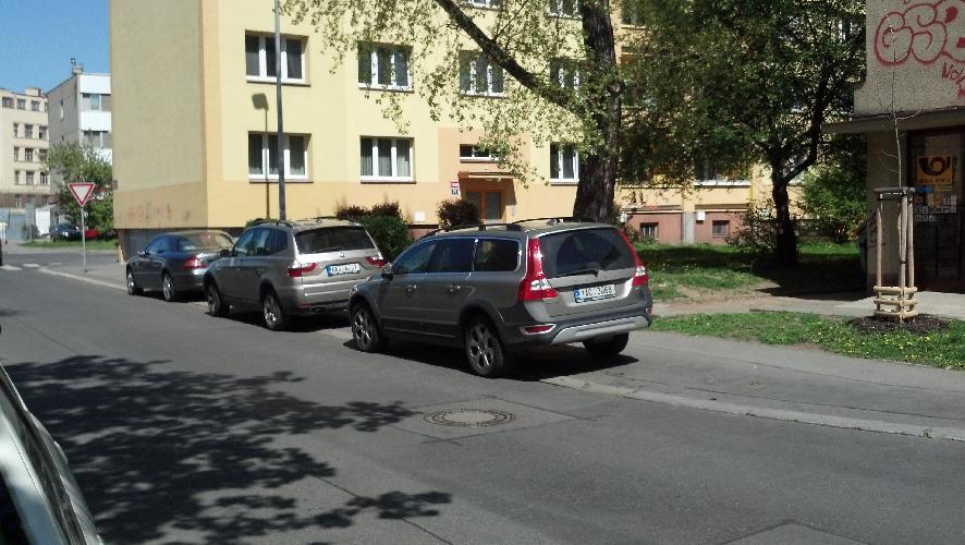 Stání aut na chodníku u pošty, Krčská x Rabasova