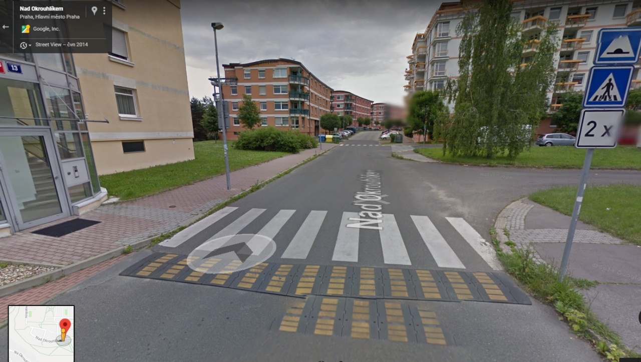 Zrušené zpomalovací pruhy v ulici Nad Okrouhlíkem