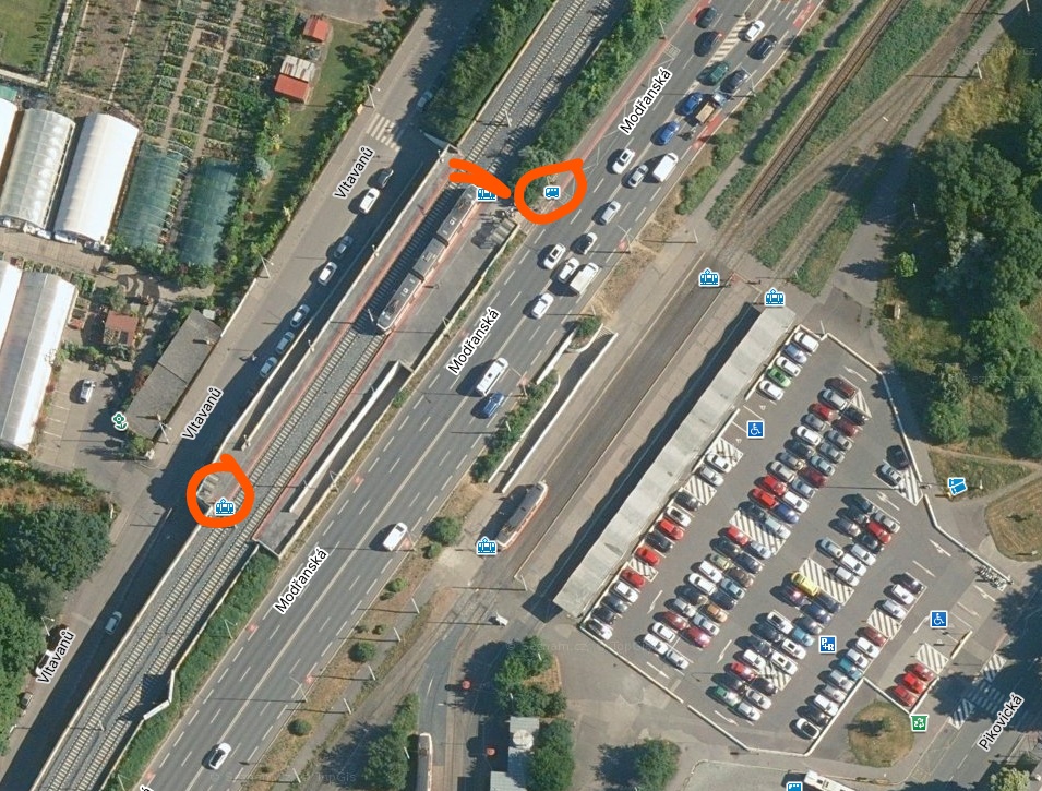 Chybějící přechod přes tramvajový pás – Nádraží Braník