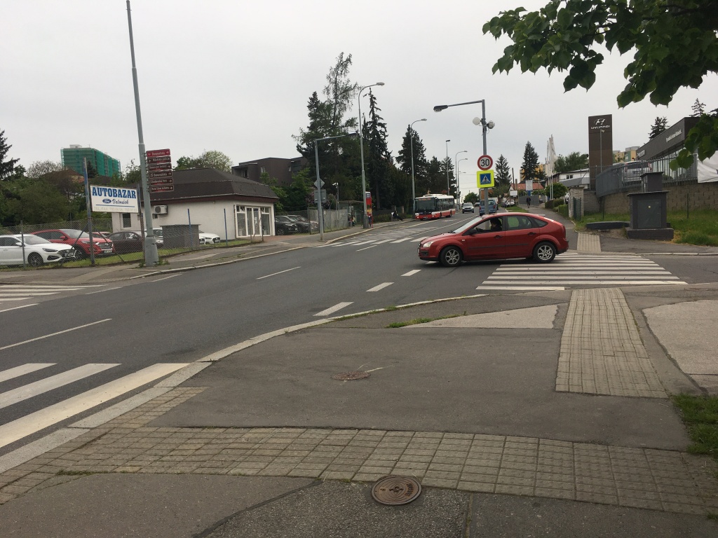 Nebezpečná křižovatka Donovalská/ Ke Stáčírně (blízko školy) Praha 4  