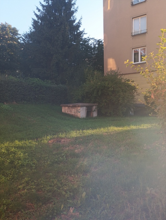 Nezabezpečená větrací a úniková šachta 