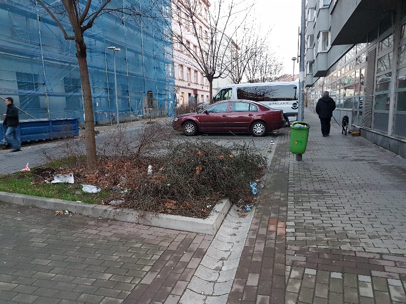 Odpadky v ulicich,preplnene kontejnery - Balabenka