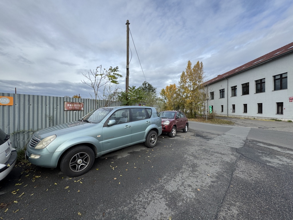 Auta v křižovatce blokují chodník (Nad Vinným potokem, Praha 4)