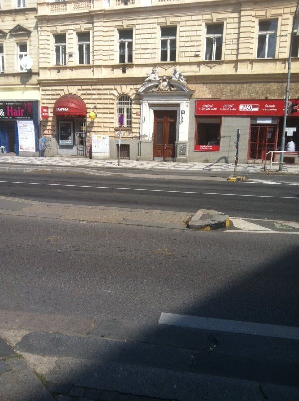 Chybějící přechod na zastávce Jana Masaryka