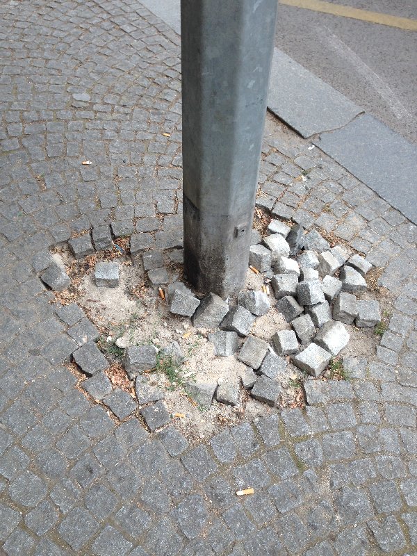Vysypaná dlažba u kandelábru v Korunní