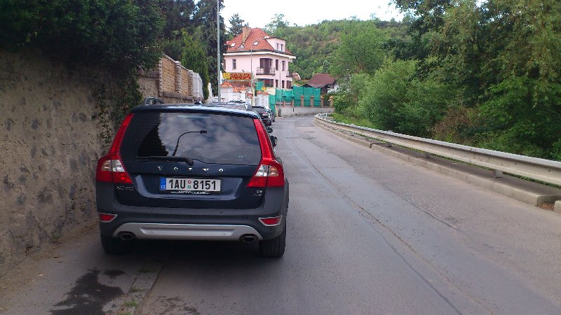 Chodci a cyklisté v Šáreckém údolí