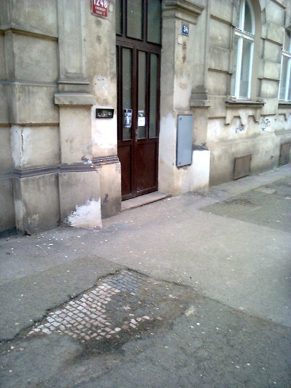 Prošlapaný chodník, Římská, Praha 2