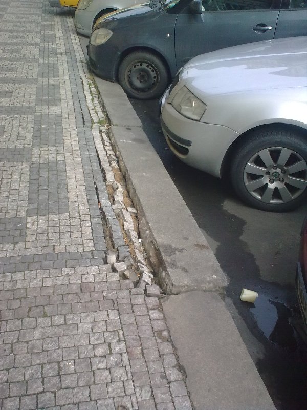 Poškozený chodník v Gorazdově ulici