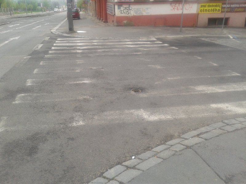 Mizející přechod před ulici U Vinohradské nemocnice