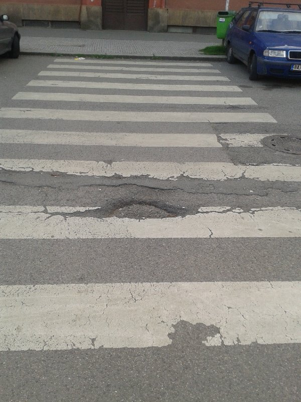Díra v přechodu pro chodce u Smíchovského nádraží