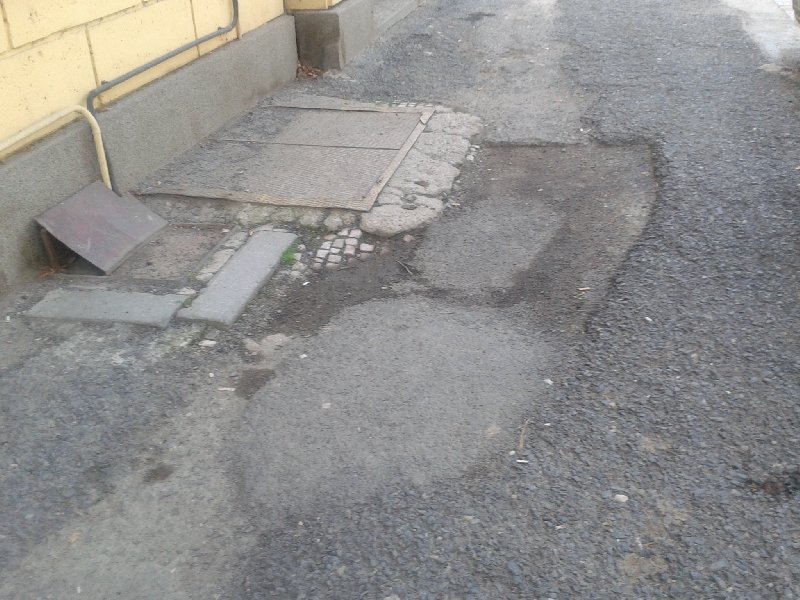 Záplatovaný chodník v Lucemburské ulici