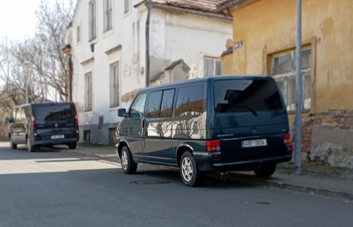 Auta blokují chodník