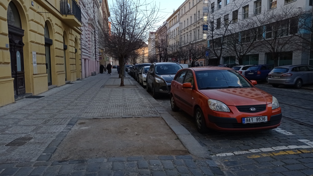 Dvojice prázdných rabátek v ulici Šafaříkova